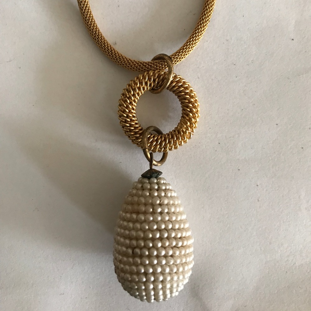 30’ mesh chain with pear drop pearl pendant.